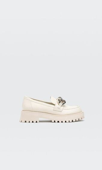 Mocassins com pormenor de corrente