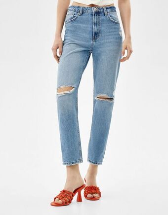 Bershka Jeans mom fit com rasgões promoção