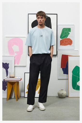 T-shirt com gráficos sebastian curi