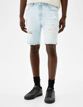 Calções bermuda em denim skinny com rasgões