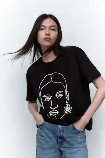 ZARA T-shirt com rapariga em relevo promoção