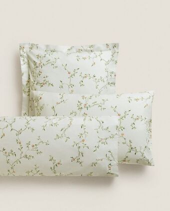 Fronha de almofada com estampado de flores e ramos