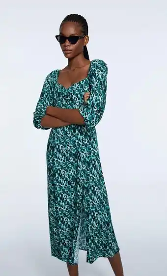 Vestido midi com decote coração