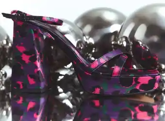 ZARA Sandália com plataforma e estampado promoção