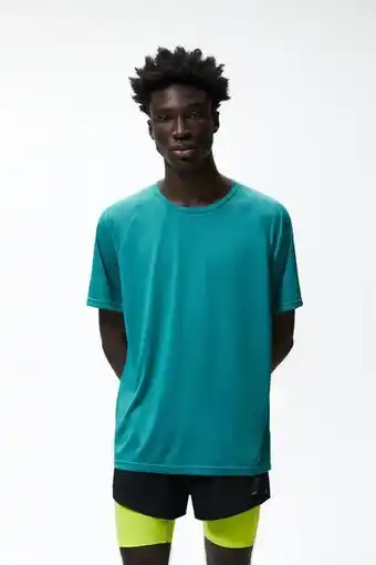 T-shirt técnica com perfurado