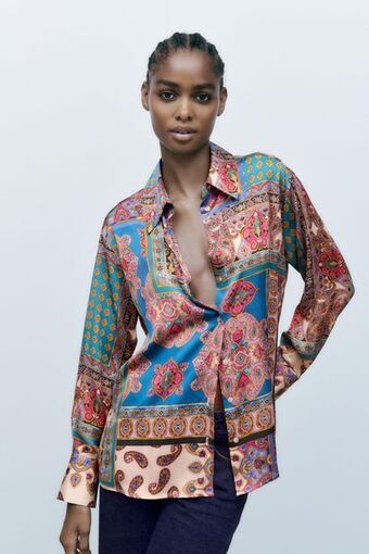 ZARA Camisa acetinada com estampado patchwork promoção