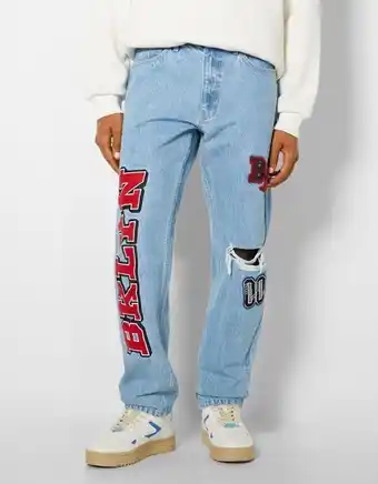 Bershka Jeans straight com remendos varsity promoção