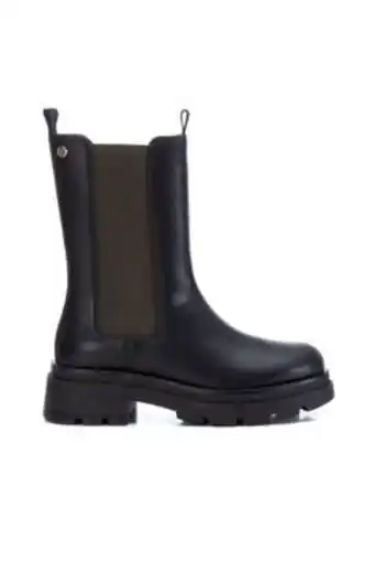 Botins tipo chelsea, da marca xti.