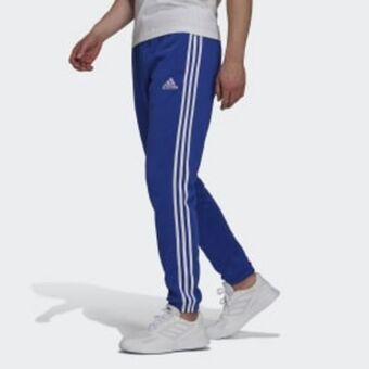 Calças afuniladas em fleece 3-stripes essentials