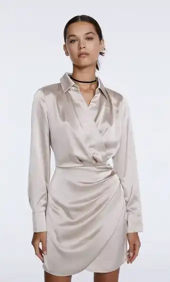 Stradivarius Vestido curto de cetim com saia drapeada promoção