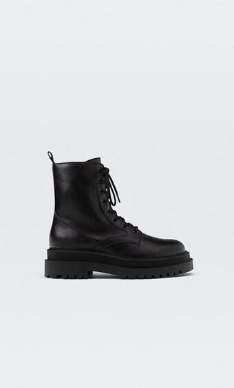 Stradivarius Botins rasos com cordões promoção