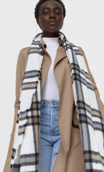 Stradivarius Cachecol aos quadrados promoção