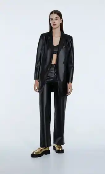 Stradivarius Blazer tipo vestido com efeito pele promoção