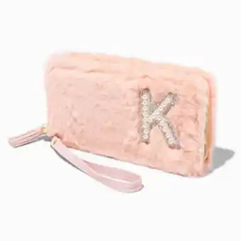 Claire's Blush pink furry pearl initial wristlet wallet - k promoção