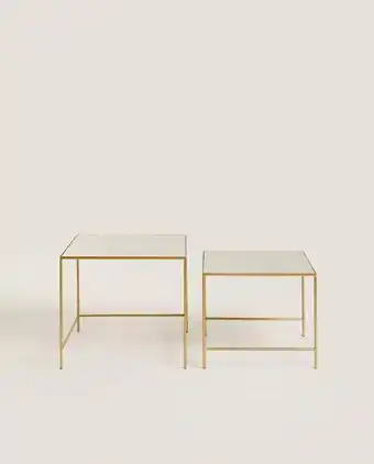Mesas espelhadas em dourado