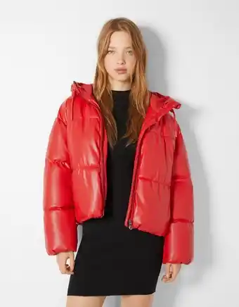 Bershka Blusão acolchoado com capuz e efeito pele promoção