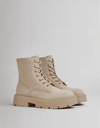 Botins rasos com cordões
