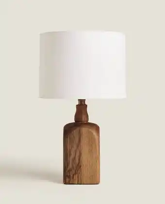 Candeeiro com base de madeira