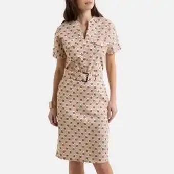 Vestido direito e estampado, mangas curtas