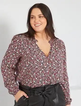 Blusa florida e pormenores com folhos