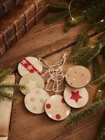 Vertbaudet Lote de 6 bolas de natal, achatadas, em madeira - vermelho... promoção