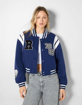 Bershka Blusão cropped varsity promoção