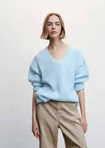 Mango Camisola canelada com gola em v promoção