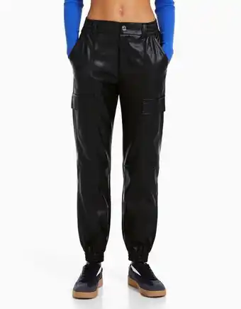 Bershka Calças jogger cargo com efeito de pele promoção