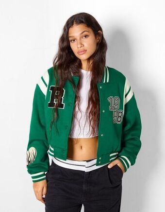 Bershka Blusão cropped varsity promoção