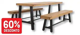 Mesa de madeira com bancos