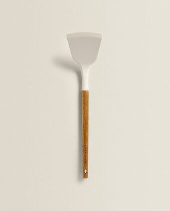 Espátula de silicone e madeira