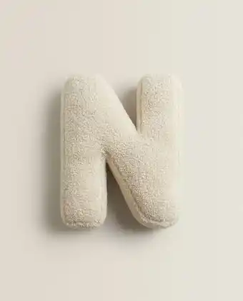ZARA HOME Almofada forma letra n promoção