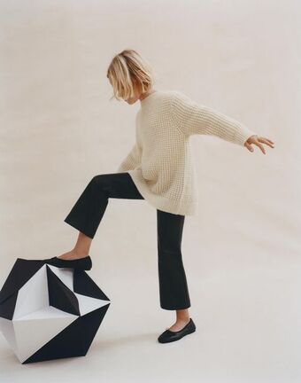 Zara Pantaloni flare cu efect de piele Ofertă