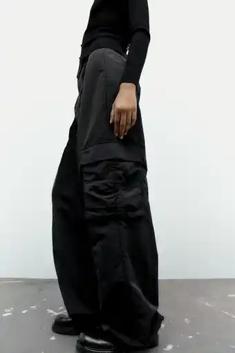 Zara Pantaloni cargo stil parachute Ofertă