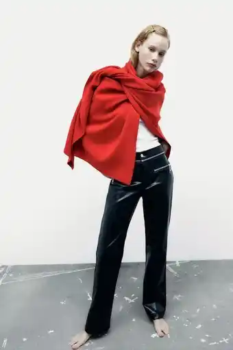 Pantaloni cu efect de piele şi fermoare