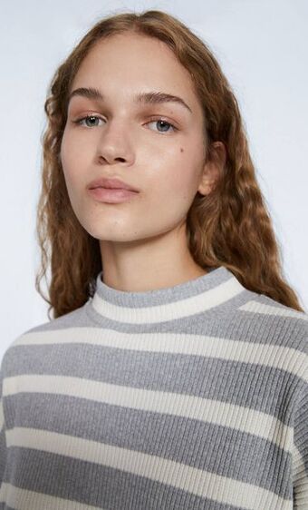 Stradivarius Tricou oversize cu guler înalt Ofertă