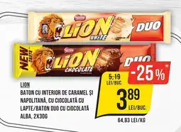 Mega Image Lion baton cu interior de caramel si napolitană, cu ciocolată cu lapte/baton duo cu ciocolată albă Ofertă