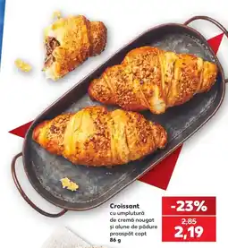 Kaufland Croissant cu umplutură de cremă nougat și alune de pădure proaspăt copt Ofertă