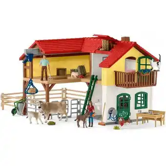Bondgård med stall och djur