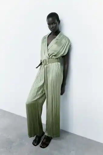 ZARA Creased-effect satin jumpsuit with belt erbjuda