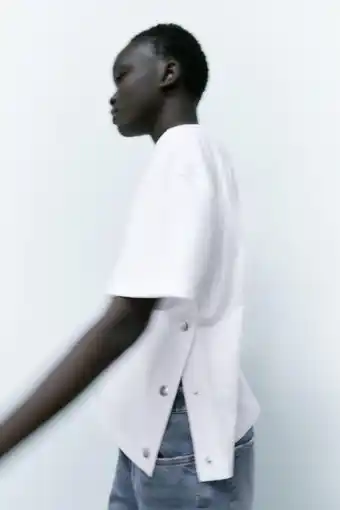ZARA T-shirt with button details erbjuda