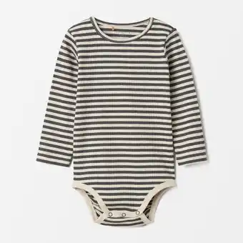 Åhléns Ribbad body i ekologisk bomull lill erbjuda