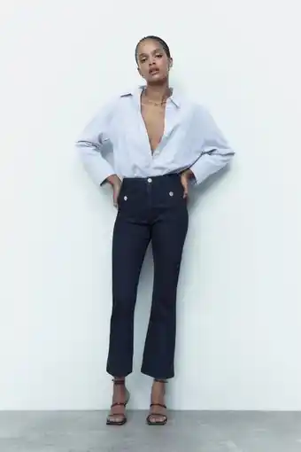 ZARA Z1975 high-rise mini flare jeans with gold buttons erbjuda