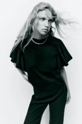 ZARA T-shirt with pleated sleeves erbjuda