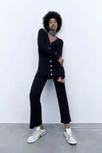 ZARA Ribbed knit cardigan with gold button erbjuda
