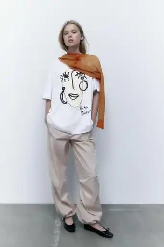 ZARA Embroidered drawstring t-shirt with face print erbjuda