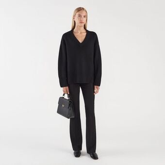 Stickad jumper med v-ringning salt