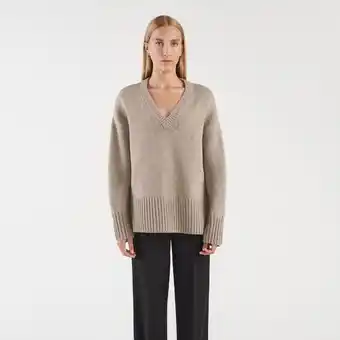 Stickad jumper med v-ringning salt