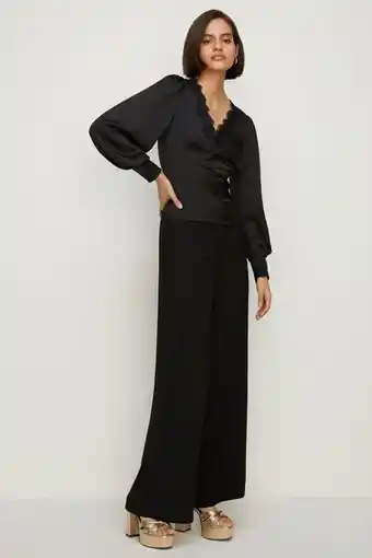 Oasis Lace trim button front tea top erbjuda