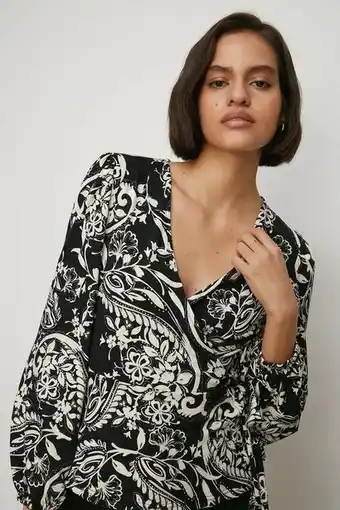 Oasis Paisley soft touch wrap top erbjuda